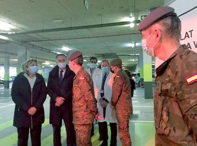 La Delegada del Gobierno en Asturias, Delia Losa, y el consejero de Salud, Pablo Fernández Muñiz, visitan el puesto de vacunación del Ejército en el Parking 3 del HUCA.
