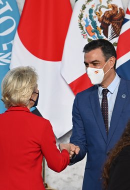 Archivo - El presidente del Gobierno, Pedro Sánchez (d), saluda a la presidenta de la Comisión Europea, Ursula Von der Leyen (i), durante la cumbre del G20, en el centro de congresos de la Nuvola, a 20 de octubre de 2021, en Roma (Italia). Sánchez parti