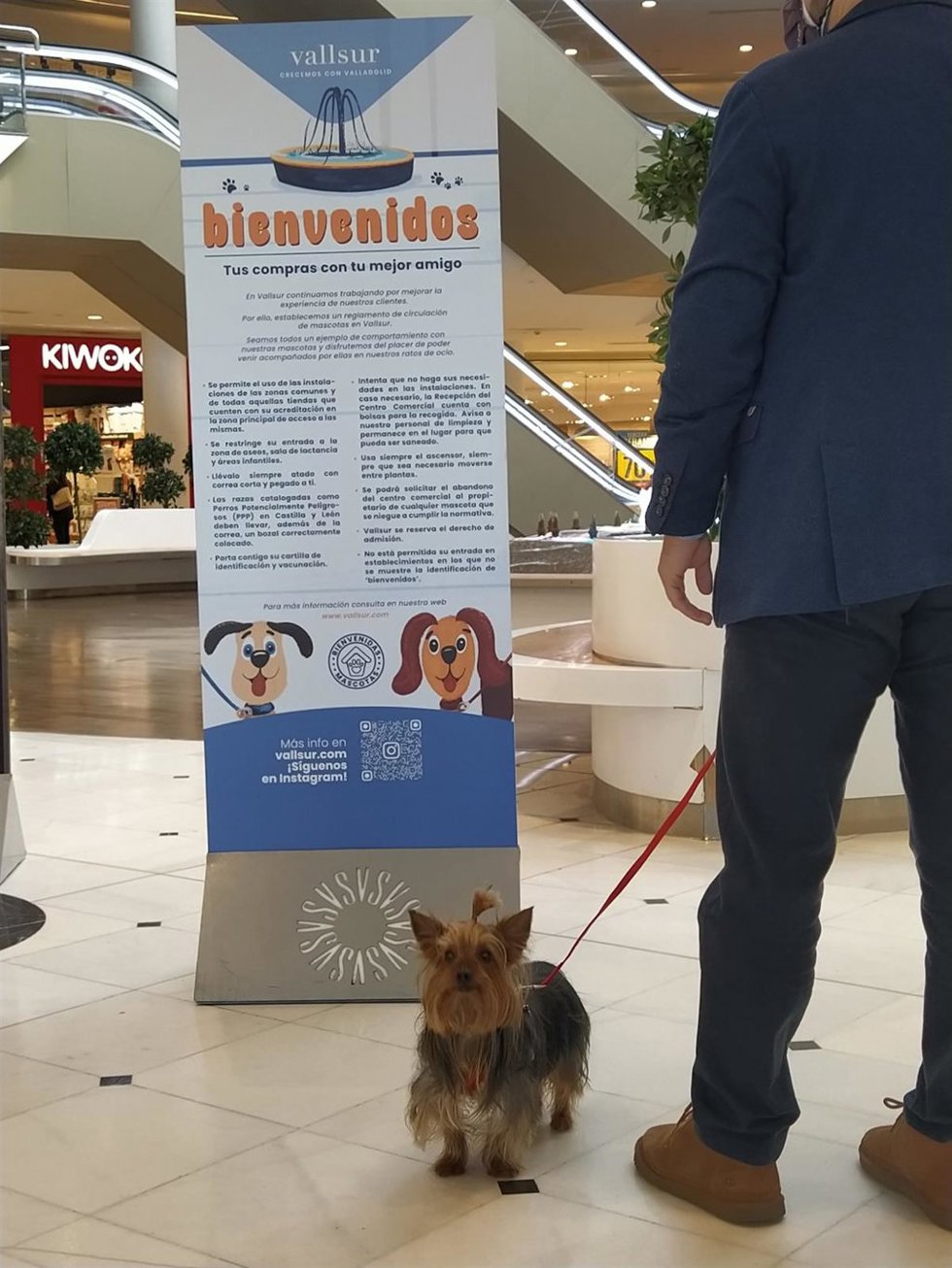 Un clinete con su mascota en Vallsur.