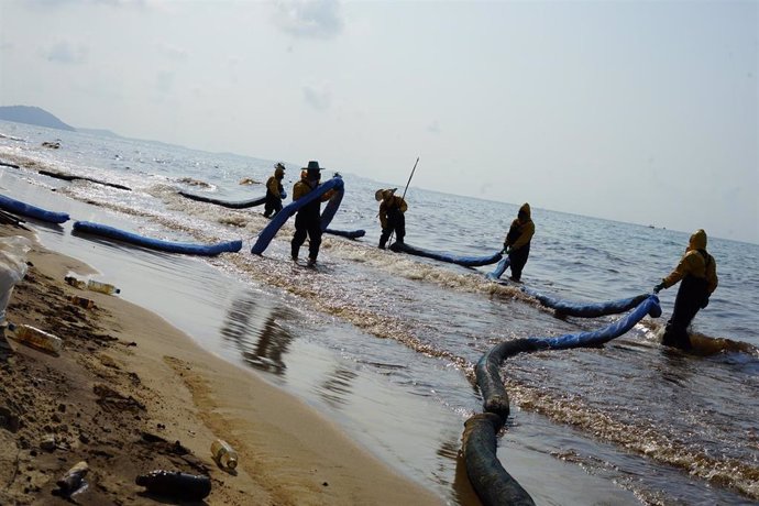 Imagen de archivo de las labores de limpieza de un vertido de crudo en Tailandia.