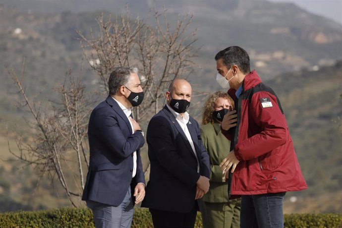 El presidente del Gobierno, Pedro Sánchez,  saluda al consejero de la Presidencia de la Junta de Andalucía, Elías Bendodo (i) , a la llegada al encuentro con alcaldes de la Mancomunidad de Municipios Sierra de las Nieves, en Tolox.