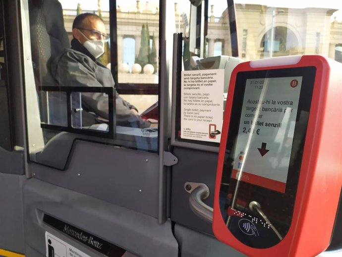 Barcelona permite pagar con tarjeta el billete sencillo en todos los autobuses de TMB desde este enero.