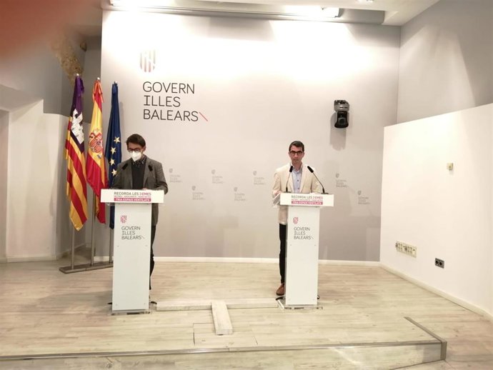 El portavoz del Govern y conseller de Modelo Económico, Turismo y Trabajo, Iago Negueruela, junto al conseller de Fondos Europeos, Universidad y Cultura, Miquel Company, en la rueda de prensa posterior al Consell de Govern.