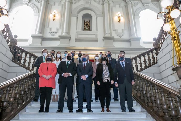 El presidente de Castilla-La Mancha, Emiliano García-Page, se reúne con la alcaldesa de Alcázar de San Juan, Rosa Melchor, y su homólogo en Algeciras, José Ignacio Landaluce, en el Ayuntamiento alcazareño.