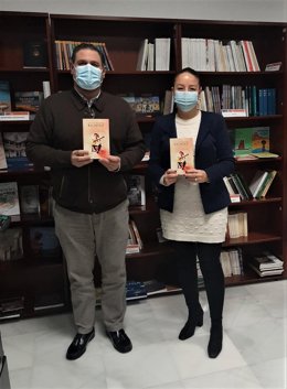 Paco Alonso y la autora M Carmen Rodríguez Sánchez