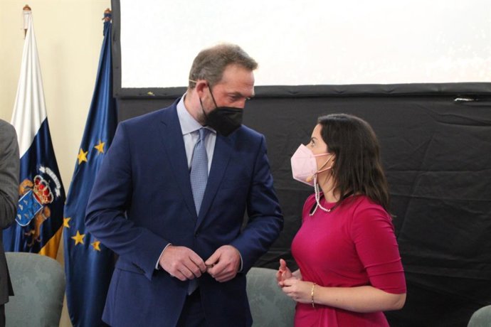 El secretario de Estado de Turismo, Fernando Valdés, y la consejera de Turismo del Gobierno de Canarias, Yaiza Castilla, en la presentación del proyecto 'La Palma Renace'