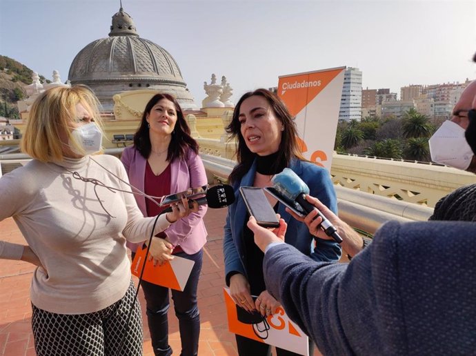 La portavoz de Cs en el Parlamento de Andalucía, Teresa Pardo, y de fondo, la concejal Noelia Losada, este lunes en declaraciones a los medios.