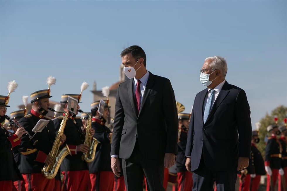 Archivo - El presidente del Gobierno, Pedro Sánchez (i) y el primer ministro de Portugal, Antonio Costa (d), a su llegada a la XXXI Cumbre Hispano-Portuguesa, a 28 de octubre de 2021.