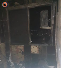 Dos policías locales han tenido que ser atendidos por inhalación de humo tras un incendio declarado esta madrugada en una vivienda de la localidad valenciana de Alaqus.