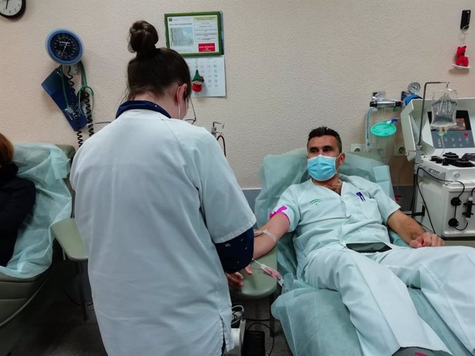 Donación de sangre en el Centro de Transfusión, Tejidos y Células de Huelva.