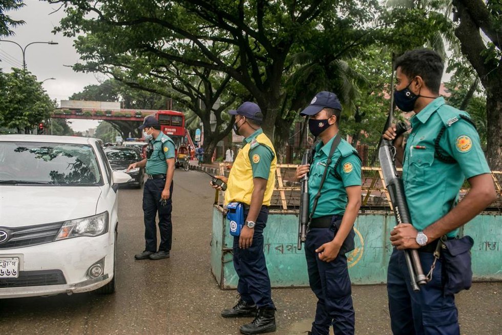 Archivo - Agentes de la Policía de Bangladesh.