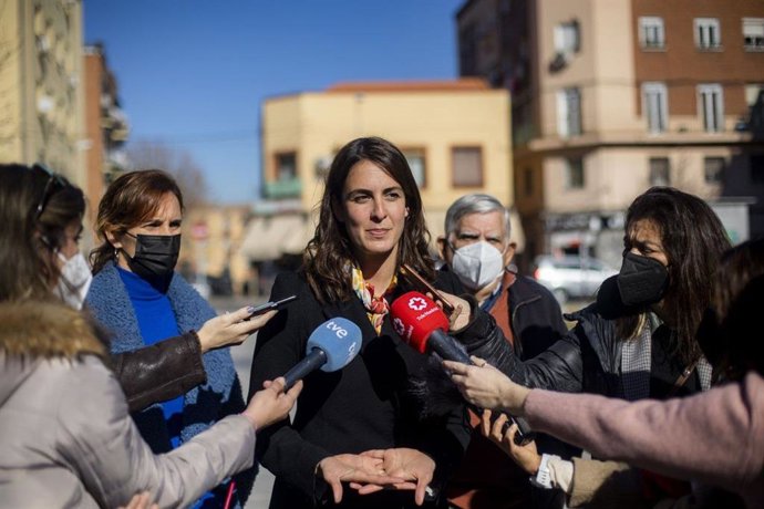 La portavoz de Más Madrid en el Ayuntamiento, Rita Maestre, junto a la portavoz regional, Mónica García, y el concejal de Usera, Félix López-Rey
