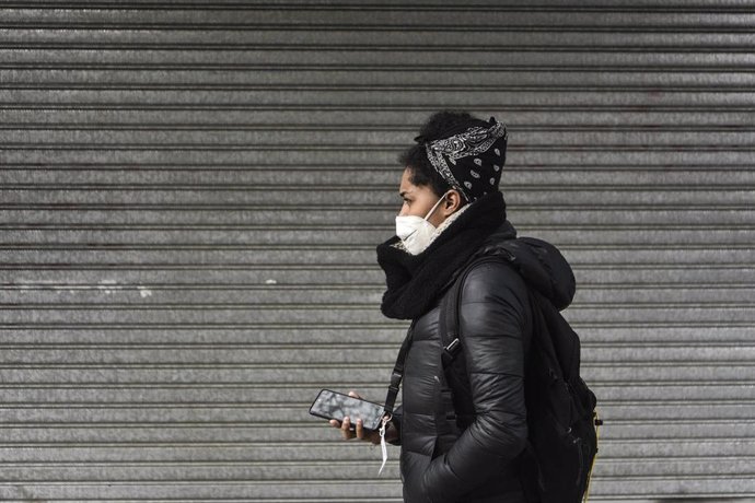 Archivo - Una mujer con mascarilla en Viña del Mar