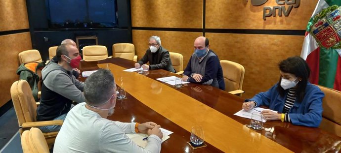 Delegaciones del PNV, ELA y LAB se reúnen en Sabin Etxea, en Bilbao, para hablar de la reforma laboral