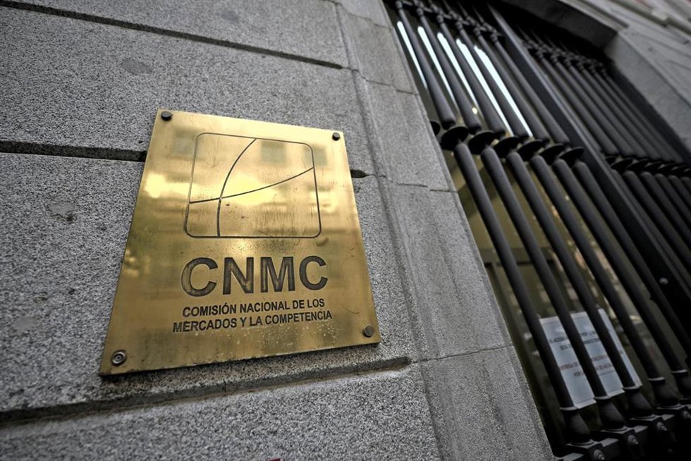 Archivo - Placa identificativa en el edificio que alberga la sede de la Comisión Nacional de los Mercados y la Competencia (CNMC)