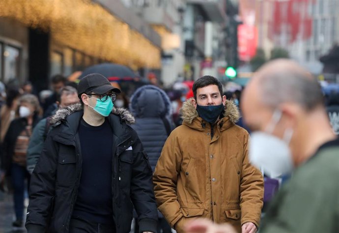 Archivo - Varias personas con mascarilla.
