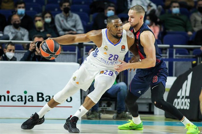 Guerschon Yabusele intenta penetrar en el Real Madrid-Bitci Baskonia de la Euroliga 2021-2022