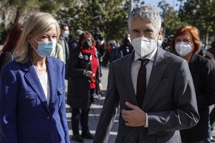 La consellera de Justicia, Interior y Administración Pública, Gabriela Bravo y el ministro del Interior, Fernando Grande-Marlaska, después de visitar la Oficina de Denuncias y Asistencia a las Víctimas de Violencia de Género de la Ciudad de la Justicia 