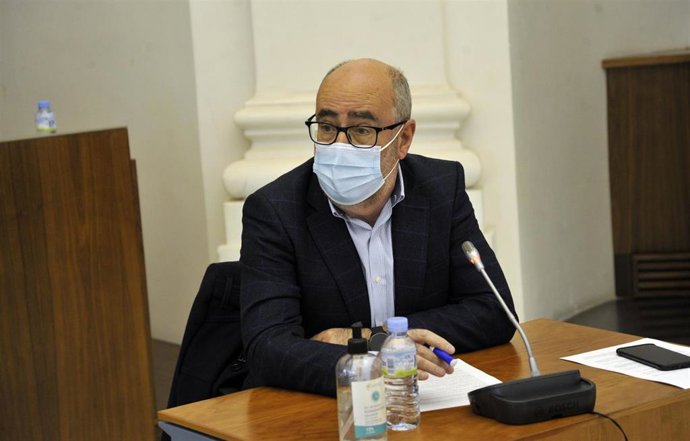 El secretario general de Presupuestos y Financiación, Isidoro Novas, interviene en la Asamblea de Extremadura