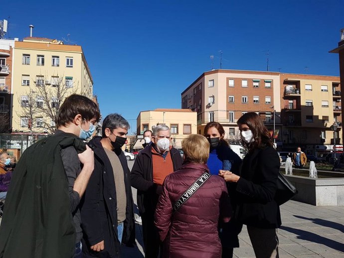 El diputado autonómico Eduardo Fernández Rubiño, los concejales de Más Madrid en el Ayuntamiento Jorge García Castaño y Félix López-Rey, la portavoz autonómica de la formación, Mónica García, y su homóloga en el Consistorio, Rita Maestre, en Usera
