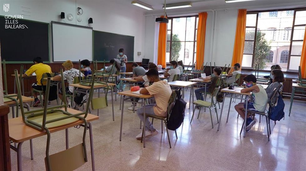 Archivo - Alumnos en el IES Ramon Llull en el primer día de clases del curso.