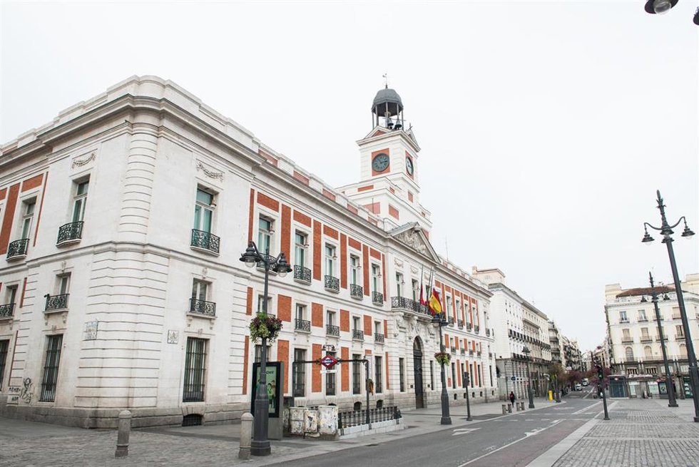 Archivo - Fachada del la Real Casa de Correos, sede de la Comunidad de Madrid, con las banderas a medio asta durante el minuto de silencio en el primer día del luto oficial por los fallecidos del COVID-19 decretado por la presidenta madrileña, Isabel Dí