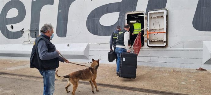 Un simulacro de artefacto explosivo en un barco de Almería.