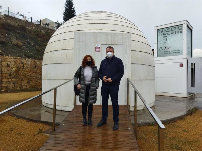 El delegado de Administración Local visita el observatorio astronómico de Serón.