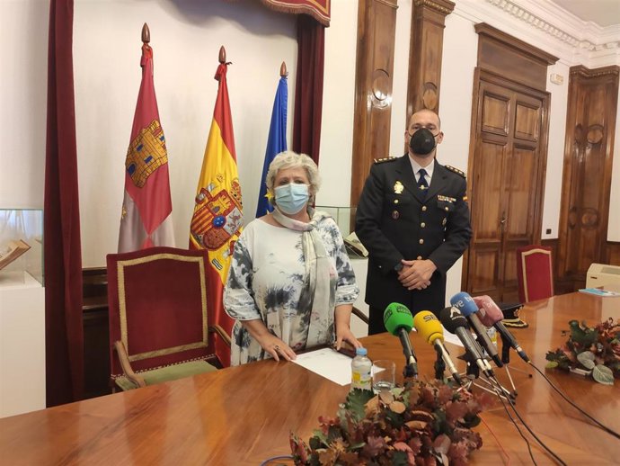 Archivo - El comisario Luis Jesús Esteban, con la La subdelegada del Gobierno en Salamanca, Encarnación Pérez.   