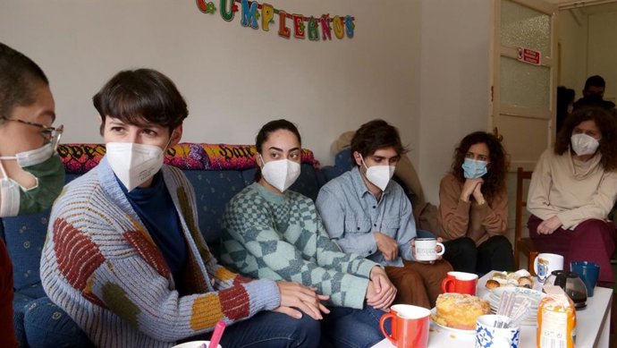 La portavoz nacional del BNG, Ana Pontón, conversa con unos jóvenes en un piso de Santiago, donde compartió un café con Andrea, Xosé y Lucía para conocer las dificultades de la juventud gallega a la hora de emanciparse