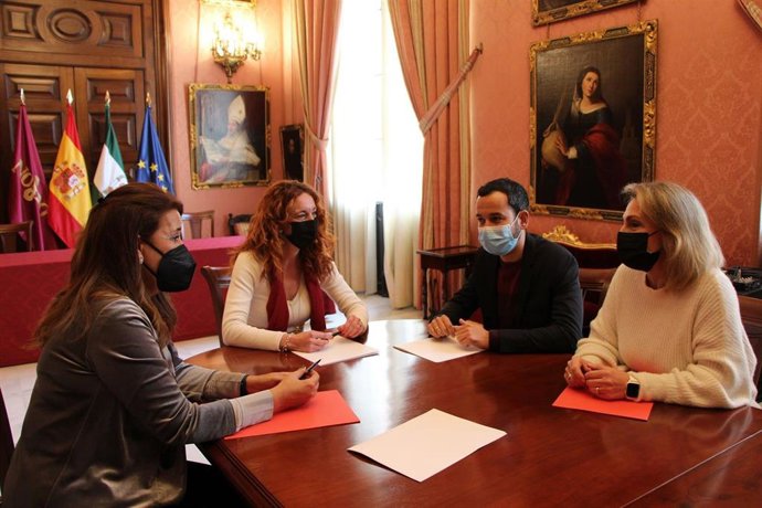 La delegada de Recursos Humanos, Clara Macías, con los concejales de IU Daniel González Rojas y Eva Oliva.