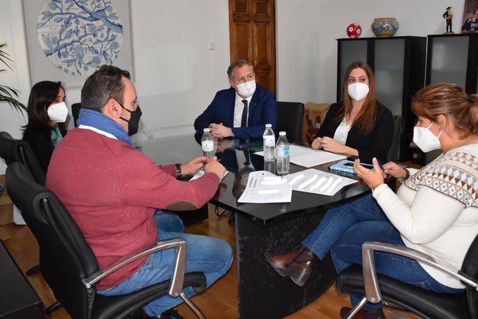 La alcaldesa de Talavera de la Reina, Tita García Élez, ha anunciado el cese de actividad del hotel Jake situado en Gamonal, tras detectarse varios incumplimientos urbanísticos.