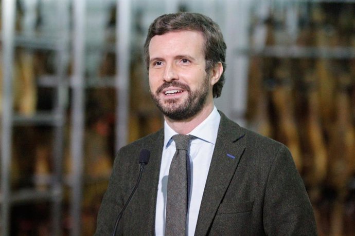 La propietaria del secadero, Rosa y el líder del PP, Pablo Casado, ofrece declaraciones a los medios durante su visita a la fábrica de embutidos y secadero Don Ibérico, a 31 de enero de 2022, en Guijuelo, Salamanca, Castilla y León (España).