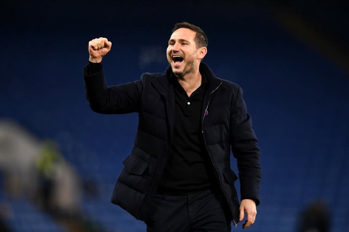 Archivo - 05 December 2020, England, London: Chelsea manager Frank Lampard gestures to the fans after the English Premier League soccer match between Chelsea and Leeds United at Stamford Bridge. Photo: Daniel Leal-Olivas/PA Wire/dpa