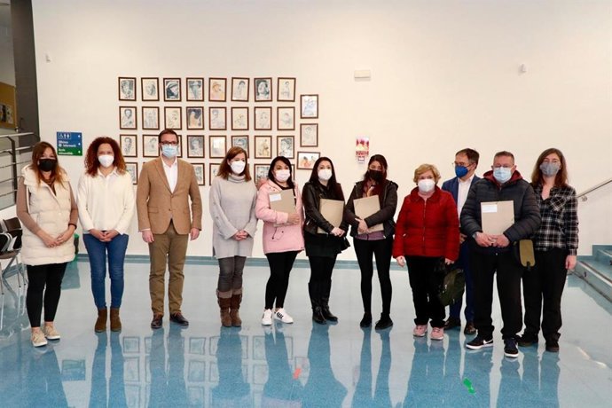 La presidenta del Govern, Francina Armengol; la presidenta del Consell, Catalina Cladera, y el alcalde de Palma, José Hila, entre otras autoridades, entregan las llaves de una promoción de vivienda pública en el barrio de sa Calatrava, de Palma.