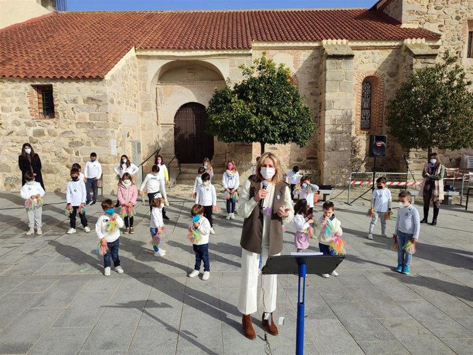 La delegada territorial de Educación y Deporte en Córdoba, Inmaculada Troncoso, visita el CEIP Virgen de las Cruces de El Guijo.