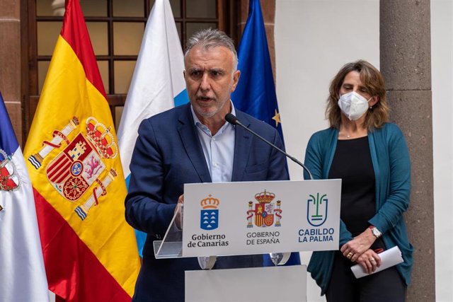 Archivo - El presidente del Gobierno de Canarias, Ángel Víctor Torres (centro), durante una rueda de prensa junto a la vicepresidenta tercera y ministra para la Transición Ecológica y el Reto Demográfico, Teresa Ribera (d), a 19 de noviembre de 2021