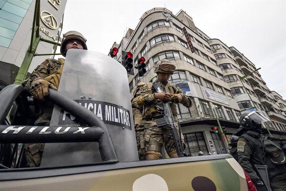 Archivo - Efectivos de la Policía Militar de Bolivia.