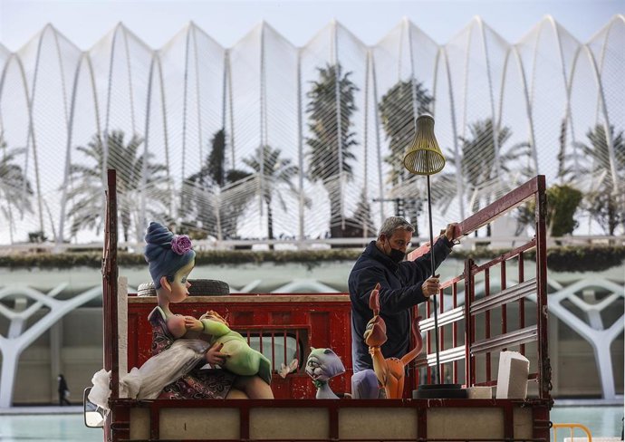 Varios trabajadores llevan ninots a la exposición del Ninot de las Fallas 2022