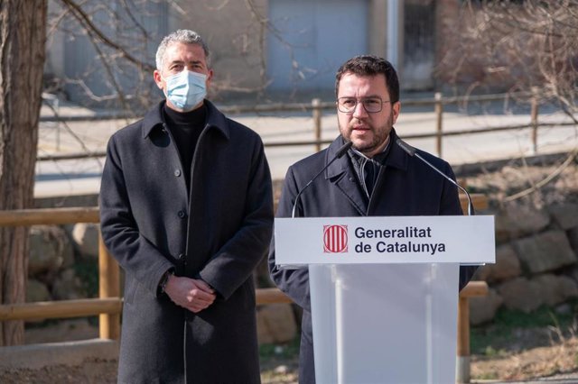 El presidente de la Generalitat, Pere Aragonés (d),  a 28 de enero de 2022, en Castelló de Farfanya, Lleida, Catalunya (España).