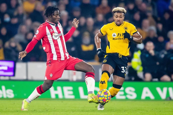 Southampton defender Mohammed Salisu and Adama Traoré of Wolverhampton during the English championship Premier League football match between Wolverhampton Wanderers and Southampton on January 15, 2022 at Molineux in Wolverhampton, England - Photo Manjit