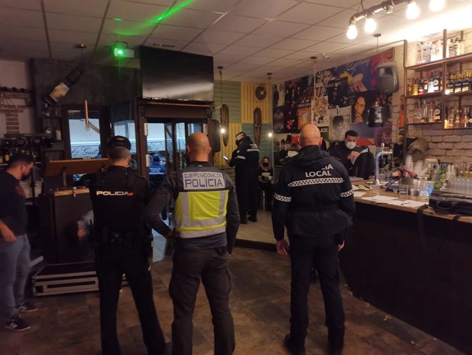 Los agentes durante su actuación