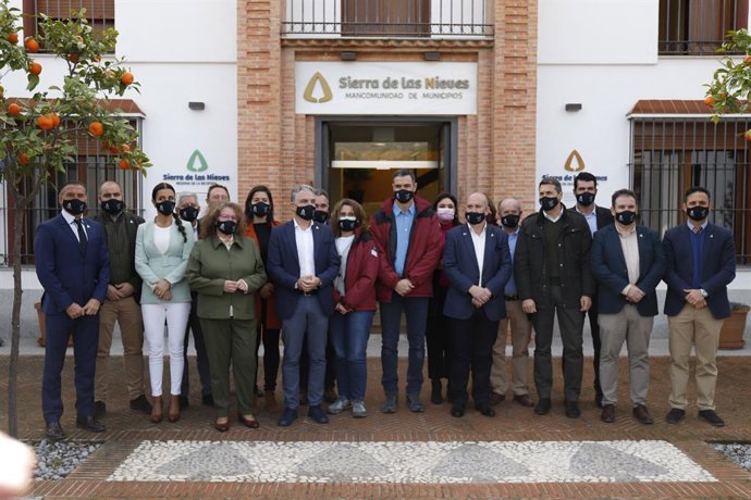 El presidente del Gobierno, Pedro Sánchez (c),  con el consejero de la Presidencia de la Junta de Andalucía, Elías Bendodo (5d) , en la foto de familia después del encuentro con alcaldes de la Mancomunidad de Municipios Sierra de las Nieves.