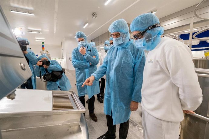 El titular del Gobierno gallego, Alberto Núñez Feijóo, visita las instalaciones de Entrepinares en Vilalba (Lugo)