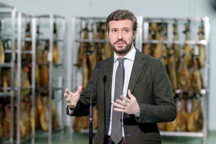 La propietaria del secadero, Rosa y el líder del PP, Pablo Casado, ofrece declaraciones a los medios durante su visita a la fábrica de embutidos y secadero Don Ibérico, a 31 de enero de 2022, en Guijuelo, Salamanca, Castilla y León (España). 