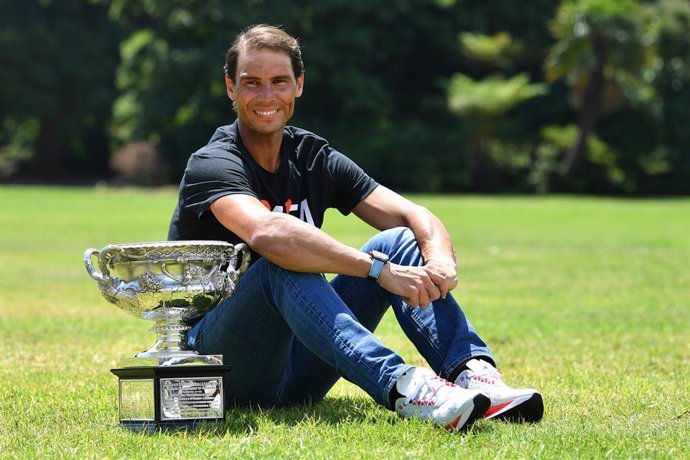 Rafa Nadal posa con su trofeo de campeón del Abierto de Australia 2022