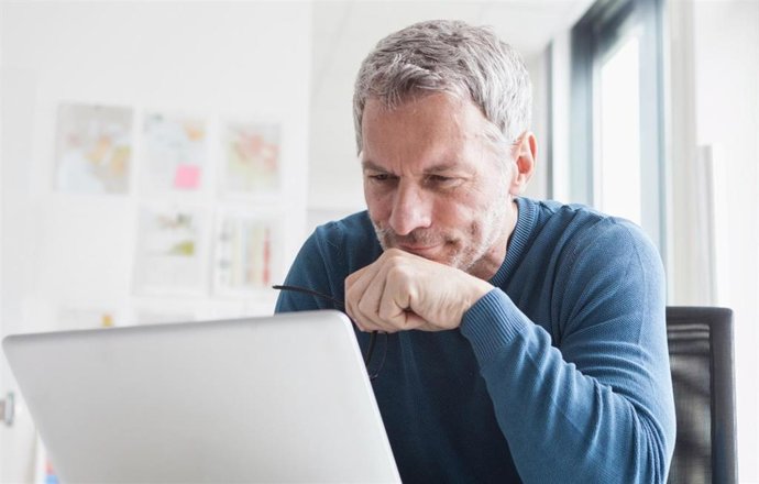 Archivo - Un usuario utilizando un ordenador portátil