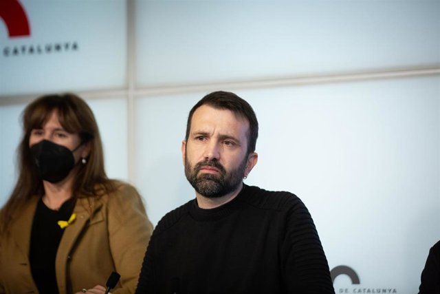 El diputado de la CUP, Pau Juvillà, comparece ante los medios de comunicación tras la resolución de la JEC sobre el escaño del diputado en la Cámara catalana, a 21 de enero de 2022, en Barcelona, Catalunya (España). Pau Juvillà, ha anunciado que presentar