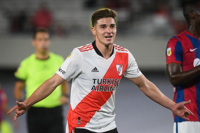 Archivo - 17 October 2021, Argentina, Buenos Aires: River Plate's Julian Alvarez (C) celebrates scoring a goal during the Argentine Primera Division soccer match between Club Atleico River Plate and San Lorenzo at Estadio Monumental Antonio Vespucio Lib