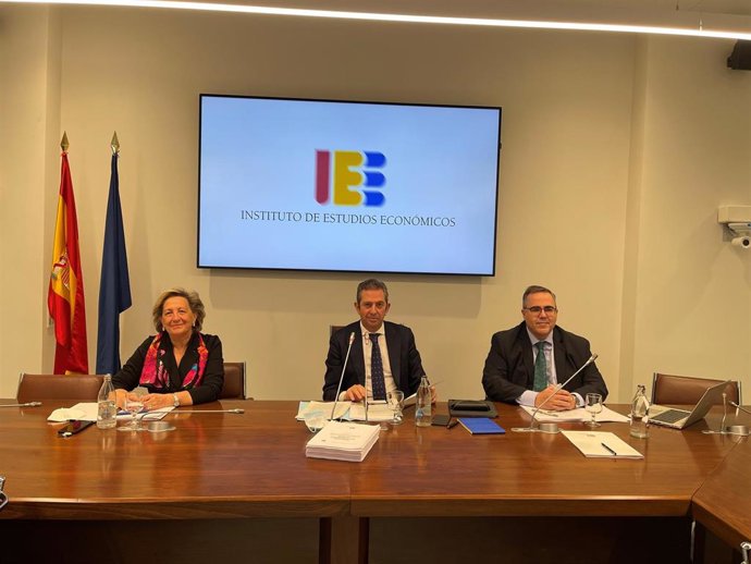 Íñigo Fernández De Mesa, Presidente Del Instituto De Estudios Económicos; Y Pilar González De Frutos, Presidenta De La Comisión Fiscal De CEOE, Junto A A Gregorio Izquierdo, Director General Del IEE, Presentan El Libro Blanco Para La Reforma Fiscal.